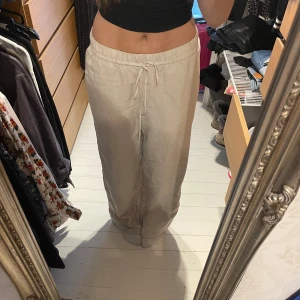 Beiga linnebyxor  - Jättefina linnebyxor i bra skick som tyvärr blivit för stora för mig. Super sköna i en mer baggy/avslappnad modell.