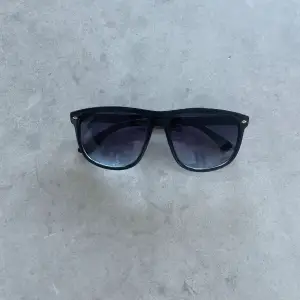 Ett par solglasögon i nyskick som är nästan identiska med Rayban boyfriend solglasögonen