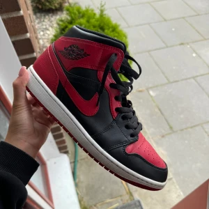 Jordans herr - Säljer nu ett par Jordan 1 air mid red herr, storlek 44,5   Sparsamt använda, pris kan diskuteras 