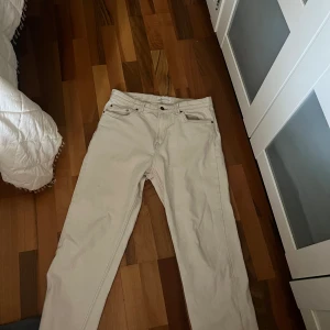 Vita jeans från Springfield - I nyskick! Passar ej längre. Storlek W30. 