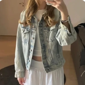 Jeansjacka - Säljer denna fina jeansjackan. Hör av er vid frågor 💗💗