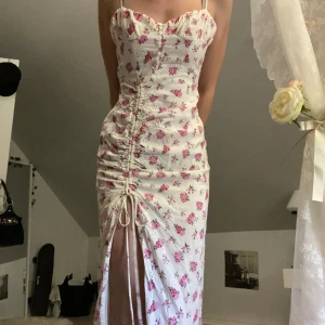 Blommig klänning  - Original pris är 500kr har använt den 1 gång på skolavslutningen 2022  skriv gärna orivat om ni undrar något mer 💕
