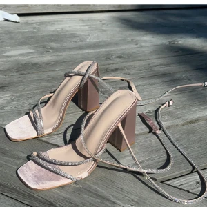 Blaskor  - Heeej! Säljer mina helt nya blaskor som jag köpte igår kväll men råkade köpa fel färg som inte passade min klänning, men jag råkade slänga kvittot så jag kan inte känts tillbaka😔 Men dom är sjukt fina och helt nya❤️💞hör bara av dig om du h att frågor 