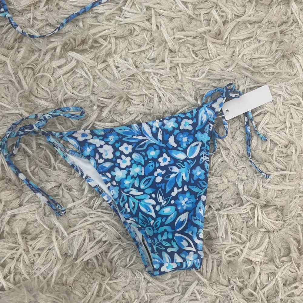 Så fin oanvänd bikini från Bright swimwear i storlek S i både topp och trosa. Övrigt.