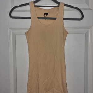 Linne  - Beiget linne från miss milla i stl S.  Lång modell 