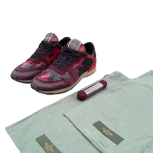 Valentino rockrunners  - Säljer nu ett par feta och sällsynta röda  valentino rockrunners. Skick 8/10 enstaka effekter. Nypris runt 8000kr. Storleken är 40 skulle säga att det är true size. Vårt pris 1499kr. Pris kan diskuteras. Kom dm för fler bilder och information 🙌