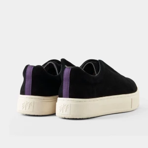 Eytys doja skor - Svin snygga skor från eytys i modellen Doja! Finns tecken på användning, har nötts upp lite på insidan av skon vid hälen annars bra skick