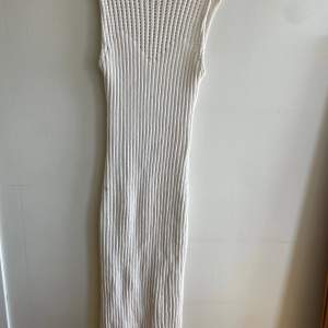 Stickad beige klänning från Zara  Använd en gång  Ordinarie pris 600kr