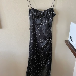 Zara klänning - Prickig zara-klänning! 🖤🤍 Som ny!  OBS! Skickas i juli när jag är i Sverige igen!