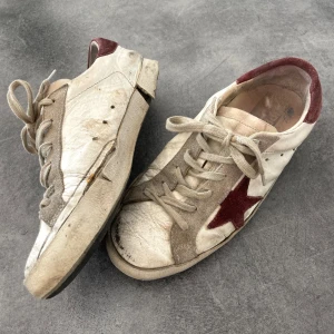 Golden Goose snerskers - Säljer ett par slitna golden goose sneakers. Går säkert att putsa upp dem rejält. Sulan har även släppt lite på den högra skon i sidan (se bild). Garanterar äkthet!