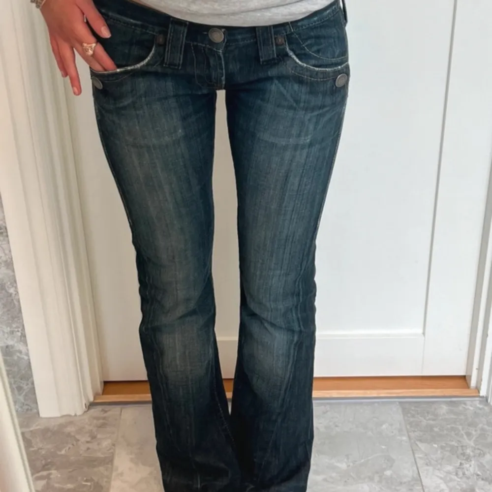 Säljer dessa jeans pga dom var lite små på mig! Jag är 170cm och dom är lite långa på mig. Hon som bär jeansen på bilden är 179cm! Dom är helt oanvända.  Köpta här på Plick💞 hör av er vid frågor!❤️Innerbenslängden är 84 cm och midjan rakt över är 39cm. Jeans & Byxor.