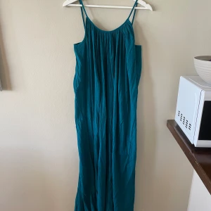 Zara Strandklänning  - Strandklänning från Zara! 💙 Använd en gång!  OBS! Skickas i juli när jag är i Sverige igen! 