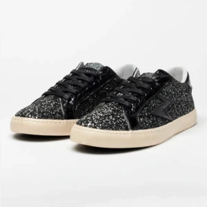 Glittriga skor  - Jag säljer mina snygga skor från Le temps des cerises⚡️😇De är sparsamt använda o i fint sick. Obs! Sulan inuti skorna ska va lite sotig, de är inte smuts. Säljer skorna för att de tyvärr inte kommer till användning(Första bilden är ej min) Nypris-800