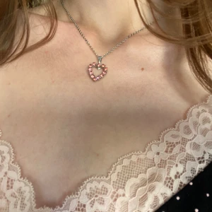 Halsband med hjärtberlock! - Säljer mitt supersöta halsband med en hjärtberlock, med rosa stenar inuti. Perfekt present till exempelvis studenten, eller till dig själv :) 