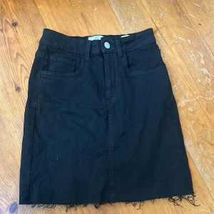 Svart jeans kjol från Cotton On - Svart denim kjol från Cotton On, storlek 34. Köparen står för frakt.