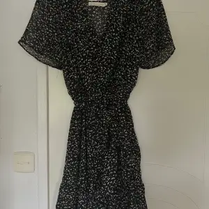 Säljer denna superfina klänning från retro&icone i storlek S. Säljs på grund av att den aldrig har kommit till användning. Skriv för fler bilder💗
