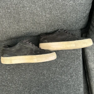 Säljer mina Arigatos jag köpte 2023,använda ett år. - Använda 1 år, okej skick. 