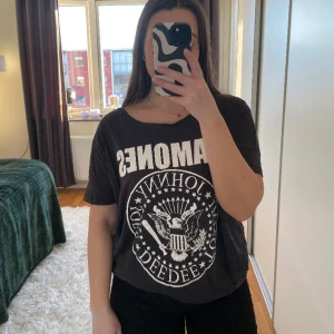 Ramones t-shirt - Cool ramones t-shirt/t-shirtklänning. Kommer inte till användning längre. Hel och ren. Passar alla alla storlekar beroende på hur man vill att den ska sitta. Kan användas som pyjamas. 