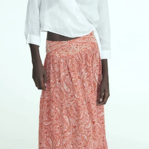 Zara kjol  - Säljer denna populär zara kjolen som är helt slutsåld på hemsidan! Den är alldeles ny inköpt och prislappen finns även kvar💕⭐️