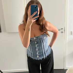 Denim top zara - Denim top/korsett från zara i strl M som är slut i lager nu, jättesnygg men kommer tyvärr inte till användning så den förtjänar att hamna i en annan garderob! 💗