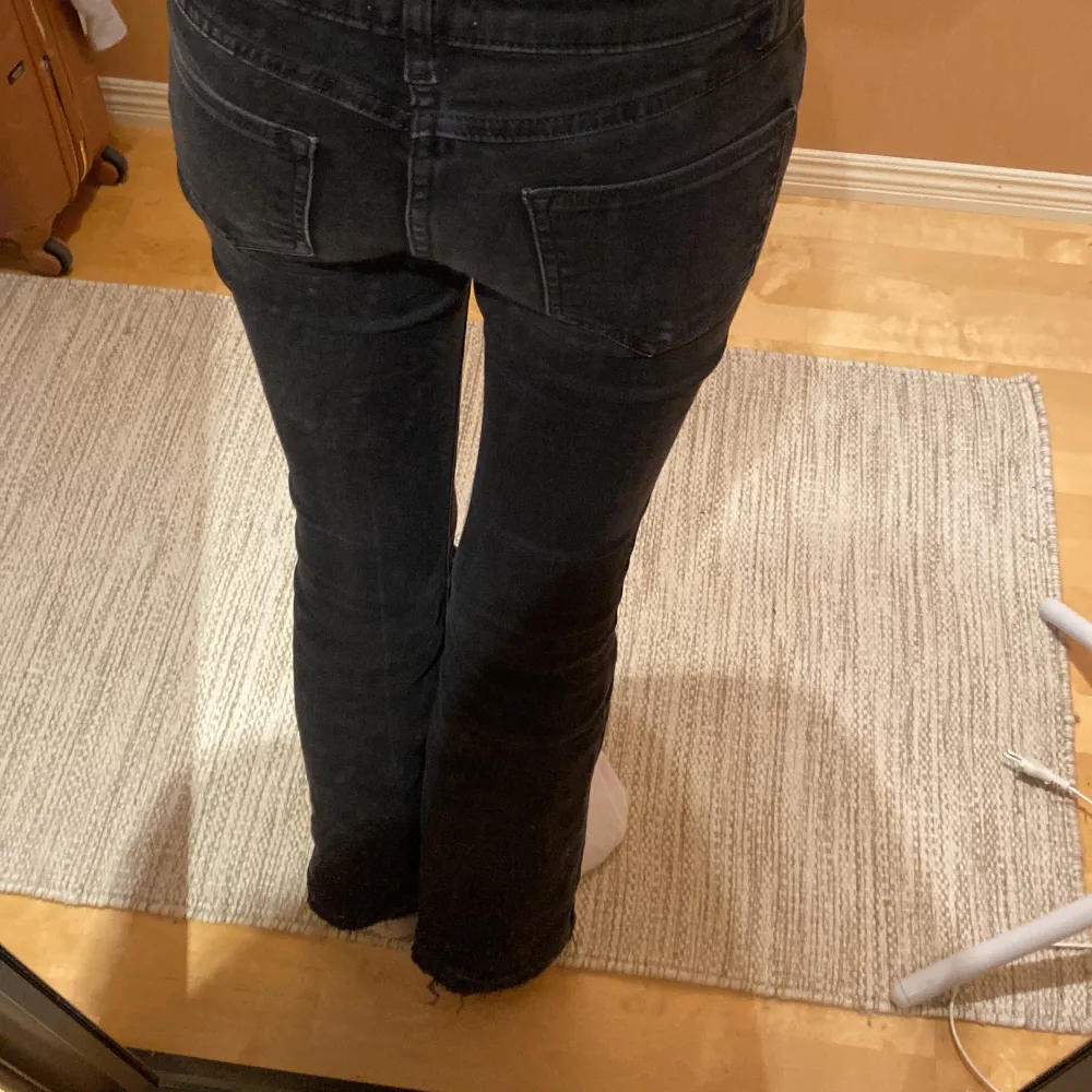 Säljer mina favorit byxor för de tyvärr har blivit för korta för mig 💕 nypris 429 kr. De är uppsprättade längst ner.. Jeans & Byxor.