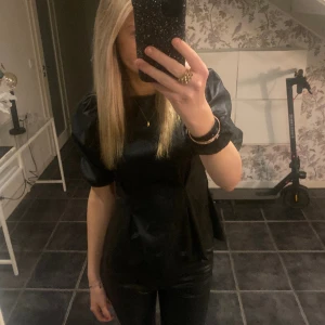 Blus  - Säljer min jättesnygga topp ifrån Ginatricot i läder!💓jättebra skick inga tecken på användning 