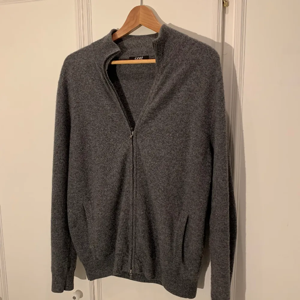 En askön cashmere zip hoodie från Gobi Cashmere som dessvärre inte längre kommer till användning. Den är 100% cashmere och i mycket bra skick!. Tröjor & Koftor.