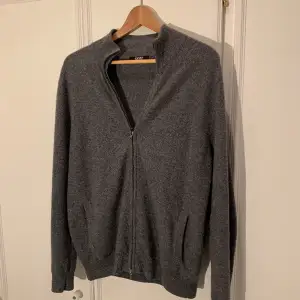 En askön cashmere zip hoodie från Gobi Cashmere som dessvärre inte längre kommer till användning. Den är 100% cashmere och i mycket bra skick!