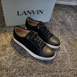 Lanvin - Säljer nu mina lanvins eftersom dem inte passade mig, ny skick använda 1 gång på julafton. Storlek 43  Skriv om ni vill ha fler bilder. Köpts från mytheresa för 4500 kvitto finns