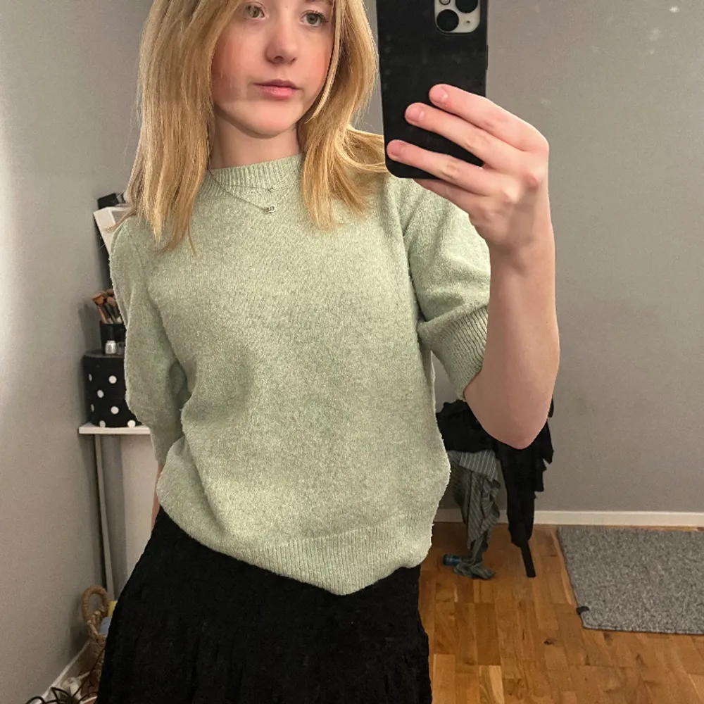 Heeej! Jag säljer min gröna stickade t-shirt från Vero Moda eftersom att jag inte använder den längre, den är i gott skick. Den har stolek S och jag är 174 cm lång. Säljer den för 100 kr och köpare står för frakt. Skriv privat för fler bilder!❤️. Neuleet.