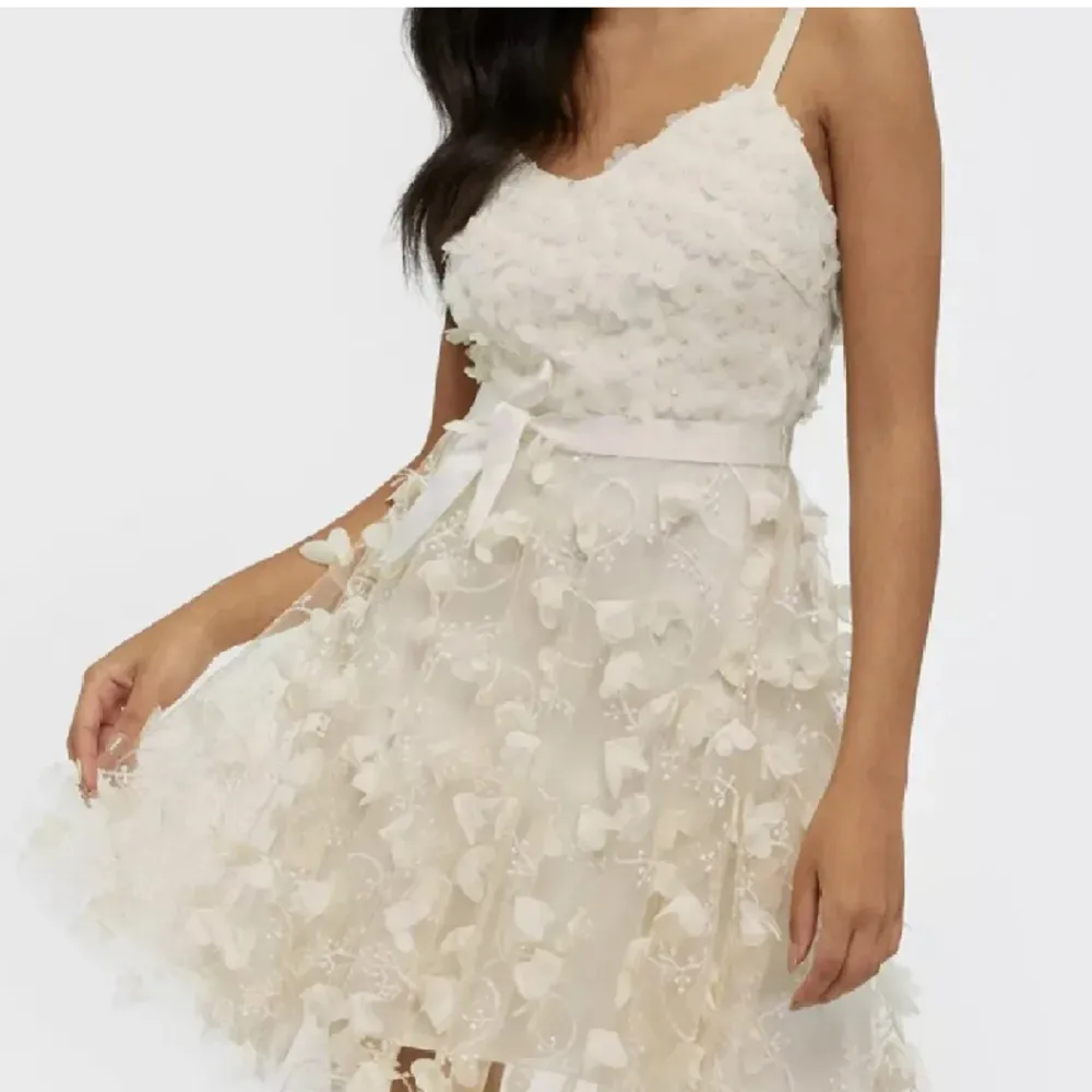 Säljer denna fina ida Sjöstedt klänning då den blivit för liten! Supersöt till sommaren! Färgen är typ vit/beige, storleken står ej men skulle gissa på XS/S💕 perfekt till studenten! . Klänningar.
