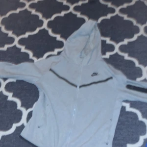 grå Nike tech  - Är i bra skick har använts skriv innan ni köper 🤗