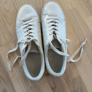 Vita sneakers - Säljer mina vita sneakers som är i bra skick! Lite slitet i hälkappan (insida) på högra skon.  Lätta att rengöra👍🏼😊  Hör av er vid frågor!