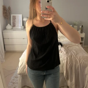 Svart topp - Gullig topp från Gina tricot, förstor för mig därav säljer jag den 💓