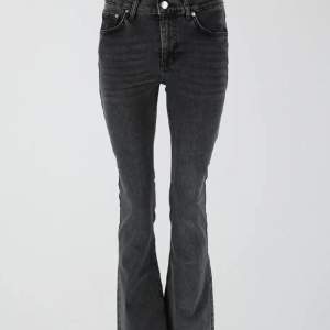Superfina gråa lågmidjade jeans från Gina!💕Dem är i väldigt bra skick och säljer för att de inte kommer till andvänding💕köpare står för frakt!