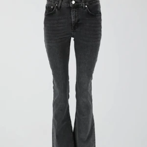 Lågmidjade jeans💞 - Superfina gråa lågmidjade jeans från Gina!💕Dem är i väldigt bra skick och säljer för att de inte kommer till andvänding💕köpare står för frakt!