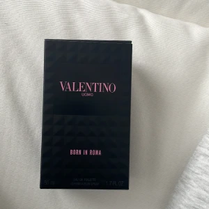 Valentino UOMO Born in Roma - Köpt fel parfym, insåg att det var herrparfym och hade redan öppnat paketet. Parfymen är helt oanvänd. 