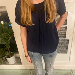 Marinblå blus - Säljer min super fina kortärmade blus ifrån märket Linea. Köpt i London för ungefär 400 men säljer för endast 225. Knappt andvönd och i superbra skick.💘