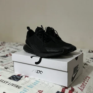 Nike air max 270 - Hej, jag vill sälja min Nike air max 270 som jag inte har använt så mycket köptes för 1900. Och för dem är lite slita där bak så säljer jag dem för 1500 men pris kan diskuteras. För flera bilder skicka dm och har inte bråttom så kom inte med skambud.