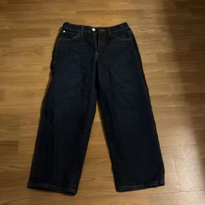 Mörkblåa jeans - Säljer ett par mörkblåa baggy fit jeans från H&M. Aldrig använda. Säljer pågrund av köpte fel storlek. 