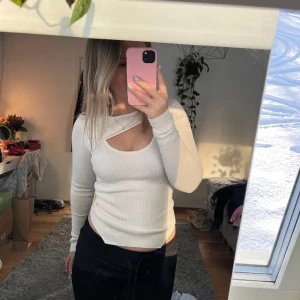 Stickad tröja med cut out - Superfin stickad tröja med cut out över bysten, passar bra till vardags eller vid mer festliga tillfällen!🤍😽
