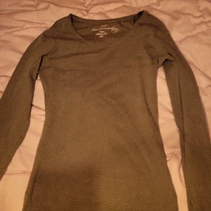 Olivgrön tröja - Lpngärmad grön tröja, simpel ich snygg. Intimissimi dupe? Organic cotton