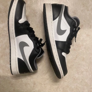 Jordan 1 low white black - Säljer mina Jordan 1 low white black  Knappt använda  Skriv för fler bilder  Pris kan diskuteras   Original kvitto finns 
