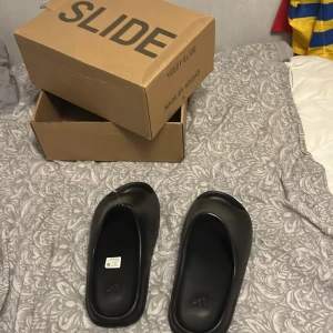 yeezy slides - säljer dessa feta tofflor, för jag inte har nån användning utav de⚡️