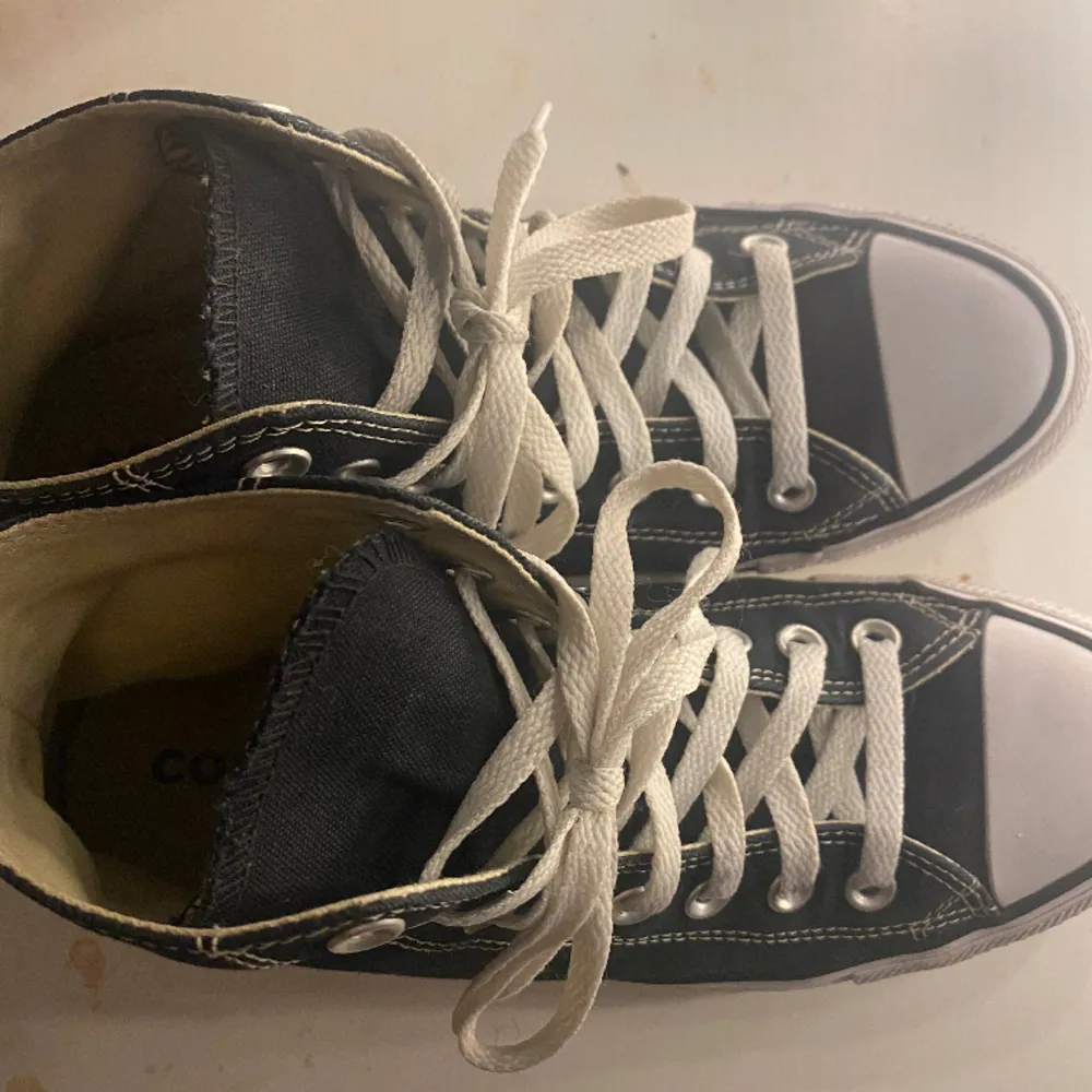 Säljer mina svarta Converse i storlek 39 (passar även 38. Skorna är i jättebra skick men säljer eftersom de inte kommer till användning längre!🥰💗 skriv för flera bilder. Nypris: cirka 1000kr. Skor.