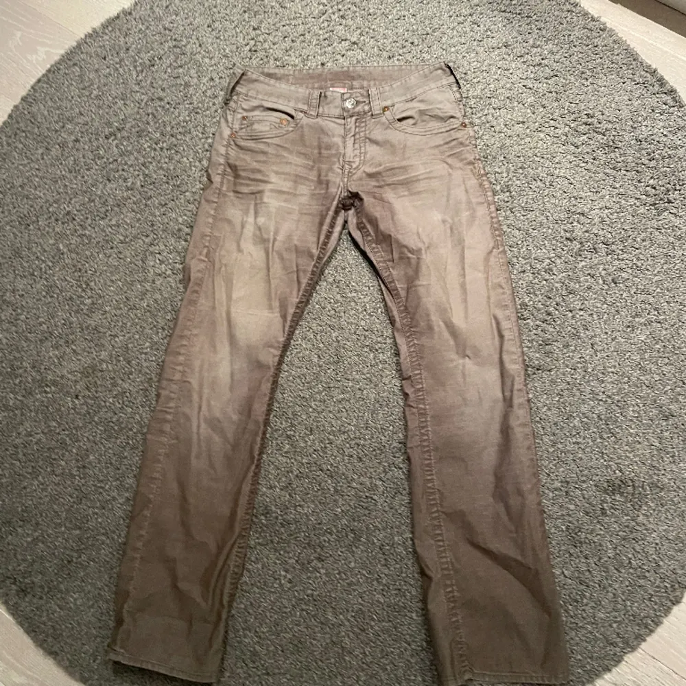 Super sköna True Religon jeans från Seams i storlek 32. Sicket är riktigt bra skulle säga 7/10 . Farkut & Housut.