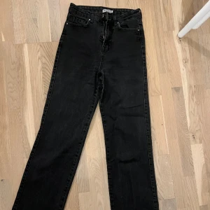 Jeans från madlady  - Super fina raka jeans med högmidja i strl 34 från madlady. Svarta dock något urtvättade och har en liten lagning insida lår (se bild 3) inget som syns eller märks🥰Nypris 549 kr