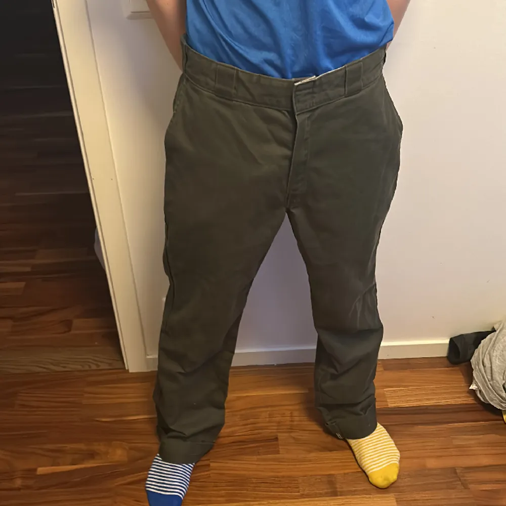 Säljer nu mina dickies jeans för dom inte riktigt va min stil, dom passar mig bra och sitter lite loose som dom ska och jag är 183, pris kan diskuteras. För mer bilder så fixar vi de. Ordpris 799, jeansen är typ aldrig använda.. Farkut & Housut.
