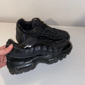 Nike Air Max 95 - Nästan helt nya nike air max 95 i storlek 37.5, använda ungefär 3 gånger då de är lite för små för mig.   Nypris: 1500kr  Pris kan diskuteras, köparen står för frakt 🤍