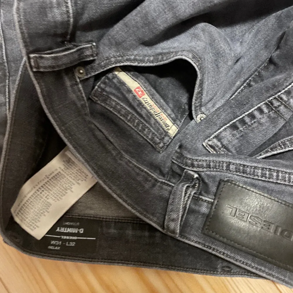 Grå diesel jeans i jättebra skick, sitter rakt i passformen. Jeans & Byxor.